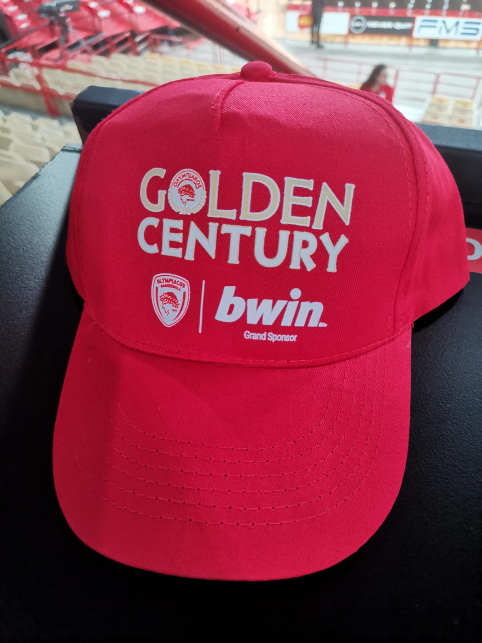 Ολυμπιακός-Παναθηναϊκός: Επετειακά καπελάκια για τους φιλάθλους για τα 100 χρόνια