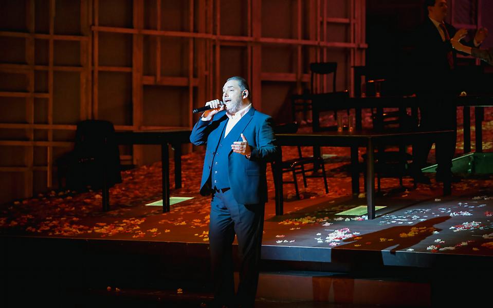 Στέλιος Διονυσίου: Λύγισε στη σκηνή του Παλλάς με το τραγούδι των γονιών του