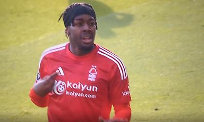 Επική γκάφα από Ελάνγκα, αντί να δείξει το σήμα της Νότιγχαμ, έδειξε της... Adidas!