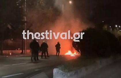 Επεισόδια στη Θεσσαλονίκη μεταξύ κουκουλοφόρων και ΜΑΤ - Ένας αστυνομικός τραυματίας (Βίντεο)