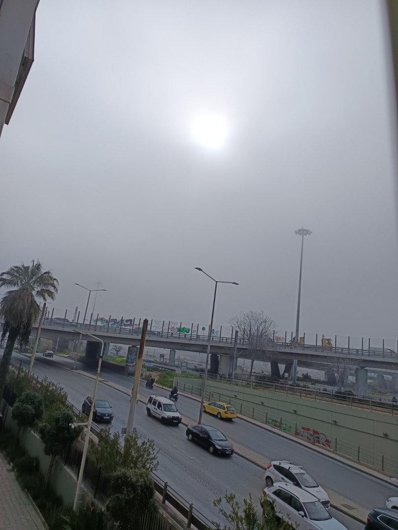 Πυκνή ομίχλη έχει «καλύψει» τα νότια προάστια της Αττικής (Βίντεο, Φωτογραφίες)