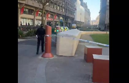 Βαν έπεσε σε πεζούς στο κέντρο του Λονδίνου - Μία νεκρή