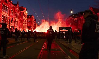 Έκαναν τη νύχτα μέρα στο Άμστερνταμ για τα 125α γενέθλια της ομάδας τους οι φίλοι του Άγιαξ!