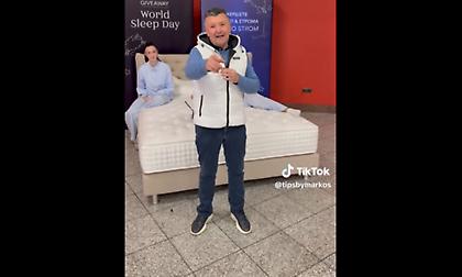 Ζευγάρι ξαπλωμένο μέσα στο μετρό Συντάγματος