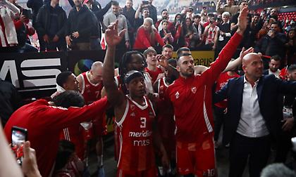 Η ατμόσφαιρα στο ΣΕΦ και το τραγούδι παικτών του Ερυθρού Αστέρα με φίλους του Ολυμπιακού