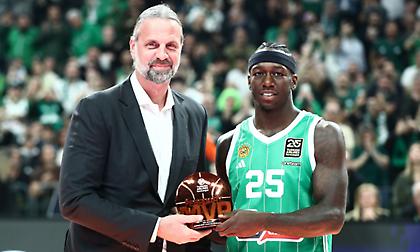 Ο Ναν παρέλαβε το βραβείο του MVP της Ευρωλίγκας για τον Φεβρουάριο εν μέσω αποθέωσης στο ΟΑΚΑ!