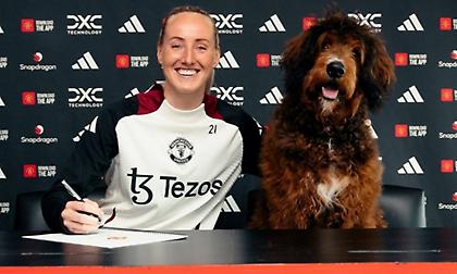 Η Μίλι Τέρνερ υπέγραψε νέο συμβόλαιο με τη Μάντσεστερ Γιουνάιτεντ & μας χάρισε την πιο όμορφη φωτογραφία ανανέωσης!