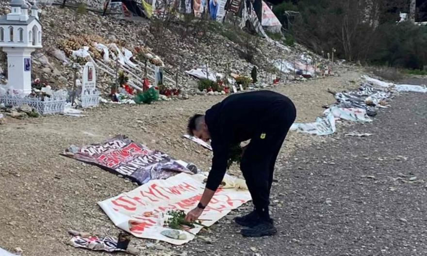 Έκανε στάση στα Τέμπη η αποστολή του Άρη για να τιμήσει τη μνήμη των 57 θυμάτων της τραγωδίας