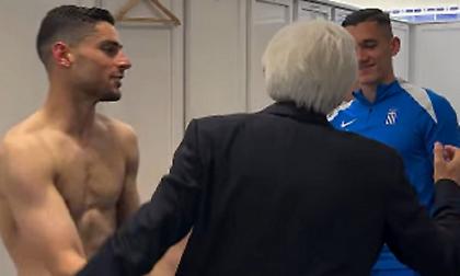 «Άσε με ρε κόουτς να κάνω το κομμάτι μου»: Οι αγκαλιές Γιοβάνοβιτς-παικτών μετά το σπουδαίο «διπλό» στη Γλασκώβη