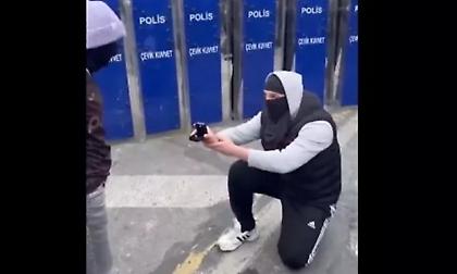 Έρωτας στις διαδηλώσεις για τον Ιμάμογλου - Νέα πρόταση γάμου μπροστά στα ΜΑΤ του Ερντογάν!