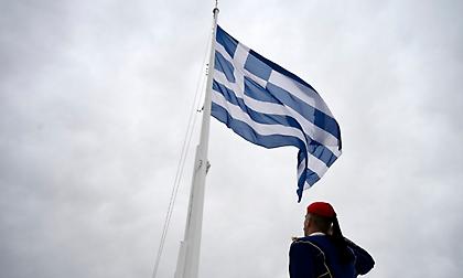 Σε κλίμα συγκίνησης η τελετή έπαρσης της γαλανόλευκης στον Ιερό Βράχο της Ακρόπολης