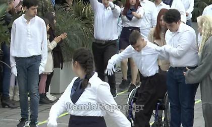 Συγκλονιστική στιγμή από τη Λαμία: Μαθητής σηκώθηκε από αμαξίδιο και παρέλασε!