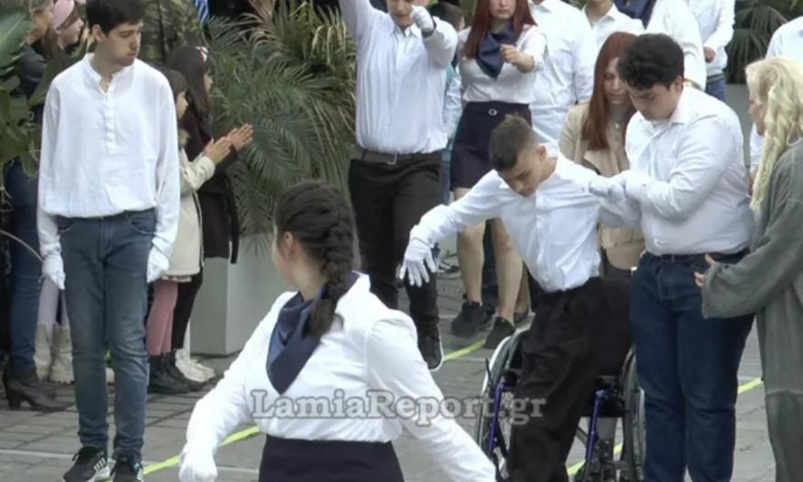 Συγκλονιστική στιγμή από τη Λαμία: Μαθητής σηκώθηκε από αμαξίδιο και παρέλασε