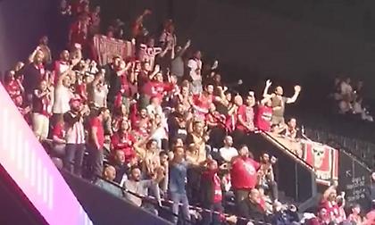 Στα... ορεινά της «LDLC Arena» περισσότεροι από 150 φίλοι του Ολυμπιακού δεν σταματούν να τραγουδούν!