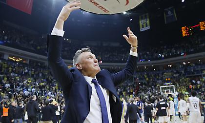 Η Φενέρ κλείδωσε την είσοδό της στα playoffs και ο Γιασικεβίτσιους το γιόρτασε με ένα τεράστιο ταψί μπακλαβά!