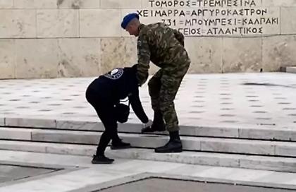 Συνελήφθη άτομο που εργάζεται στη Βουλή - Ήθελε να γράψει υβριστικά συνθήματα στο Μνημείο του Άγνωστου Στρατιώτη