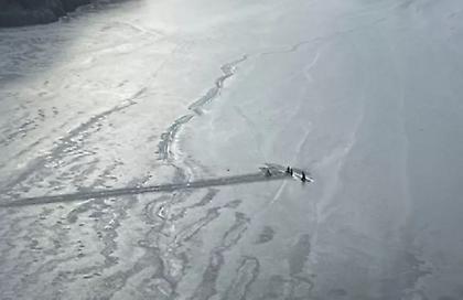 Πιλότος με τις δύο μικρές του κόρες επέζησαν για 12 ώρες στο φτερό αεροπλάνου που συνετρίβη σε παγωμένη λίμνη της Αλάσκα