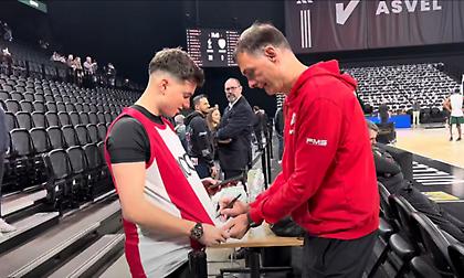 Τα αυτόγραφα του Μπαρτζώκα και το χειροκρότημα στην «ερυθρόλευκη» εξέδρα: Η παρακάμερα του Ολυμπιακού από τη Λιόν