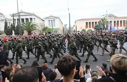 Κυβερνητικές πηγές για το βίντεο από την παρέλαση: Η ισχύς δεν αποτυπώνεται με συνθήματα
