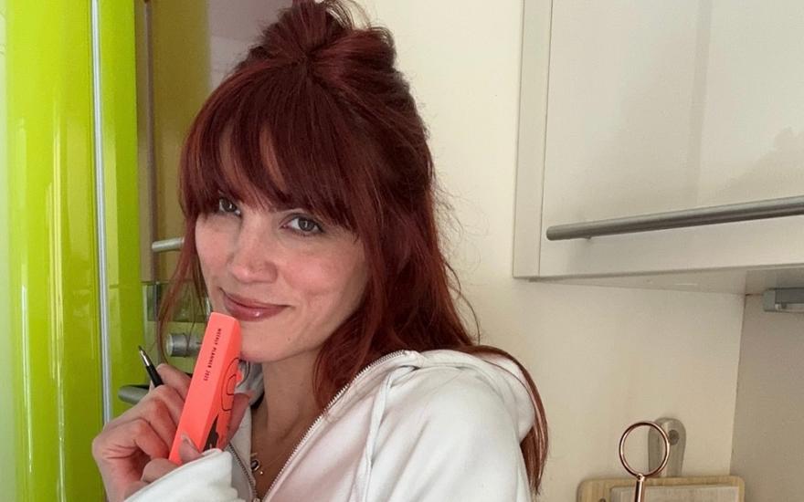 Μαίρη Συνατσάκη: Πώς κατάφερε γυρίζοντας ένα ad post να πετάξει τα ρούχα της από το μπαλκόνι!