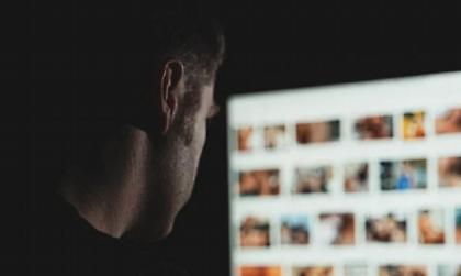 Ανέβαζε προσωπικές στιγμές με τη σύζυγό του σε ιστοσελίδες χωρίς να το γνωρίζει εκείνη - Είχε πάνω 1.200 βίντεο