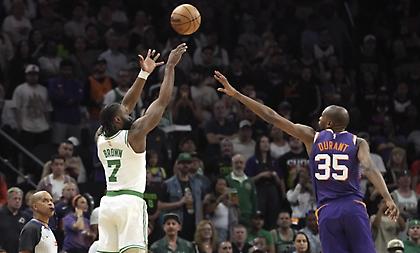 Με «καυτούς» Πορζίνγκις και Μπράουν οι Σέλτικς άλωσαν το Φοίνιξ