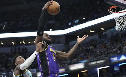 Με buzzer beater tip-in του ΛεΜπρόν οι Λέικερς επικράτησαν των Πέισερς