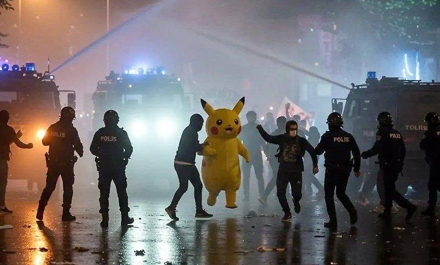 Κατέβηκε και ο... Πίκατσου στις διαδηλώσεις στην Τουρκία!