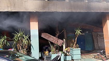 Φωτιά σε εγκαταλελειμμένο κτίριο στον Πειραιά - Δείτε φωτογραφίες