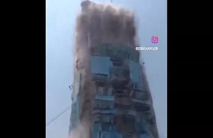 Η στιγμή που ουρανοξύστης καταρρέει στην Μπανγκόκ από τα 7,7 Ρίχτερ - Τουλάχιστον ένας νεκρός και 50 τραυματίες