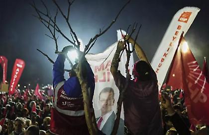 Σουηδός δημοσιογράφος συνελήφθη κατά την άφιξή του στην Τουρκία - Πήγαινε να καλύψει τις διαδηλώσεις υπέρ του Ιμάμογλου