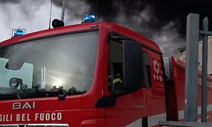 Πυρκαγιά σε χώρο φύλαξης σκαφών στη Βάρη – Μεγάλες ζημιές σε σκάφη