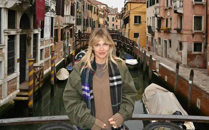 Κλέλια Ανδριολάτου: Έβγαλε το μαγιό, ξαναφόρεσε μάλλινα και μπουφάν και πήγε Βενετία
