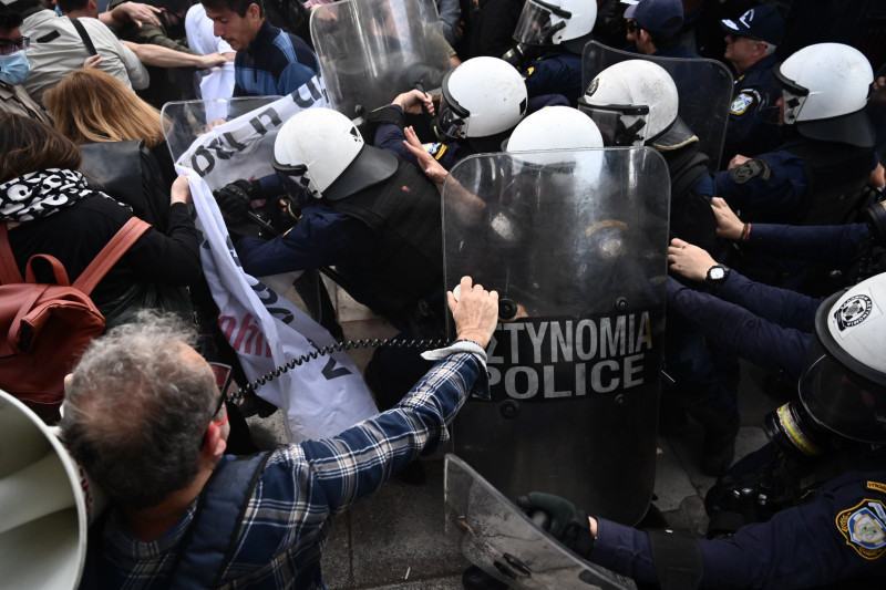 Ένταση στο πανεκπαιδευτικό συλλαλητήριο στο κέντρο της Αθήνας - Αποκαταστάθηκε η κυκλοφορί