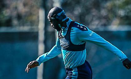 Με ειδικό σκουφάκι… πόλο ο Ματετά ώστε να παίξει στο Κύπελλο