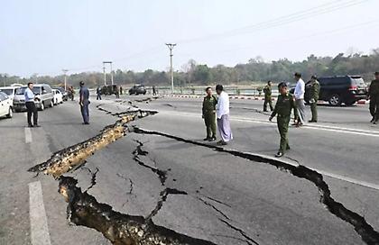 Σεισμός στη Μιανμάρ: Ξεπέρασαν τους 1.000 οι νεκροί - Μάχη με τον χρόνο δίνουν οι διασώστες