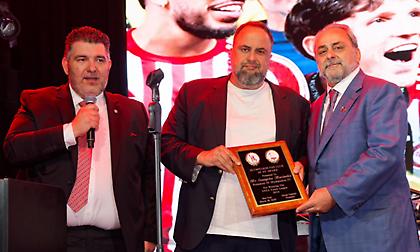 Το βίντεο από τη βράβευση του Βαγγέλη Μαρινάκη από τον σύνδεσμο φιλάθλων Ολυμπιακού Νέας Υόρκης