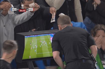 Οπαδοί της Μπράιτον «δελέαζαν» με λεφτά τον διαιτητή που τσέκαρε το VAR στον αγώνα με τη Νότιγχαμ
