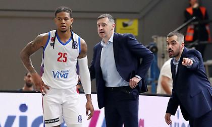 Πανηγυρισμοί και... μπουγέλο στον Τσαλδάρη στα αποδυτήρια του Πανιωνίου, μετά τη νίκη επί του Άρη!