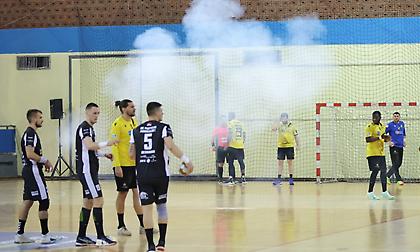 Έφυγαν για τ' αποδυτήρια οι παίκτες της ομάδας χάντμπολ της ΑΕΚ, πέταξαν κροτίδες οι Σέρβοι οπαδοί της Παρτίζαν!