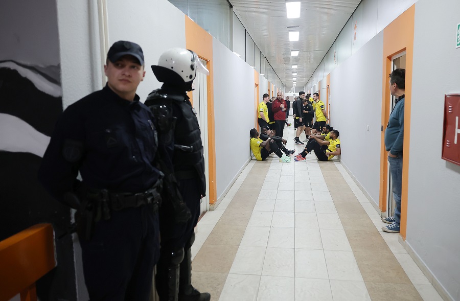 ΑΕΚ: Έφυγαν για τ' αποδυτήρια οι παίκτες, πέταξαν κροτίδες οι Σέρβοι οπαδοί της Παρτίζαν!