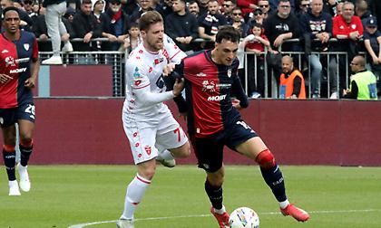 Βύθισε κι άλλο τη Μόντσα του Κυριακόπουλου με τριάρα η Κάλιαρι