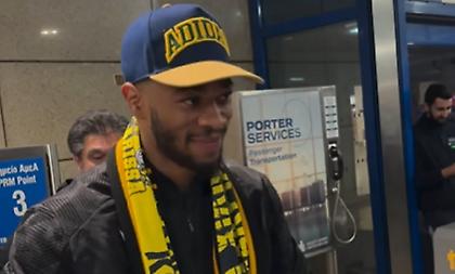 Οπαδοί της ΑΕΚ υποδέχτηκαν τον Τάκερ στο αεροδρόμιο