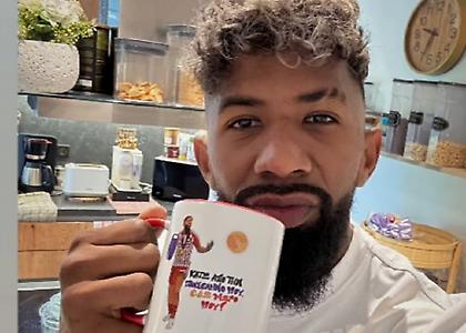 Η κούπα με τραγούδι της Βανδή που έκανε δώρο στον Ροντινέι η σύζυγος του Φορτούνη