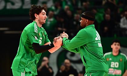 Το αγαπημένο σύνθημα, τα ελληνικά και η Αθήνα: Όσμαν και Μπράουν «ανακρίθηκαν» στο Club 1908!