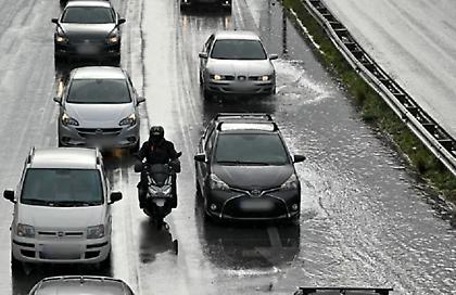 Σύγκρουση οχημάτων στον Σκαραμαγκά, ουρές 2 χιλιομέτρων στη Σχιστού - Σε ποιους δρόμους επικρατεί «ασφυξία» λόγω βροχής