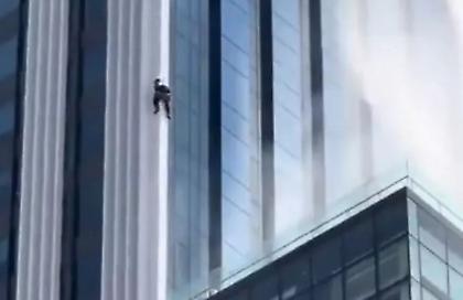 Απίστευτο βίντεο από τον σεισμό στην Ταϊλάνδη: Καθαριστής τζαμιών κρεμόταν από ουρανοξύστη και επέζησε