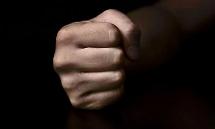 Θεσσαλονίκη: Γείτονας έδειρε μητέρα μπροστά στο παιδάκι της για το πάρκινγκ - Σοκάρουν τα ουρλιαχτά της!