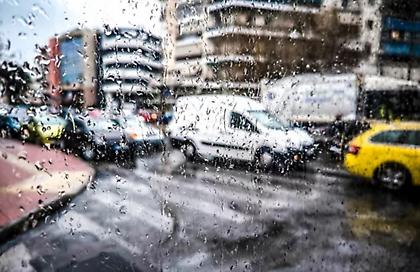 Καιρός: Καταιγίδες και βροχές σχεδόν σε όλη τη χώρα – Έως 5 μποφόρ θα πνέουν οι άνεμοι