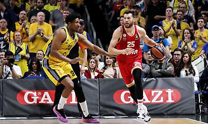 Το έκανε ντέρμπι, αλλά έφυγε με νίκη πρωτιάς από την έδρα της Άλμπα με τρομερό Πίτερς ο Ολυμπιακός